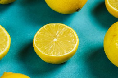 Yapraklı limon grubu, arka planda izole