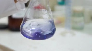 Analistlerin laboratuvar deney şişesi, plastik eldiven.
