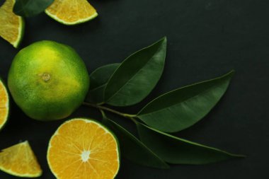 Arka planda yetişen yeşil tatlı mandalinalar