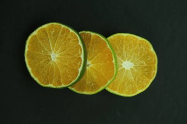 Arka planda yetişen yeşil tatlı mandalinalar