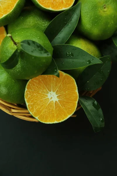 Gröna söta tangeriner växer med bakgrund — Stockfoto