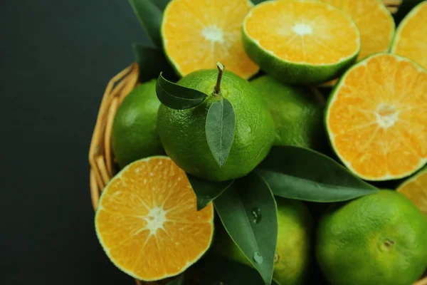 Green sweet tangerines growing with background — Stock Photo, Image