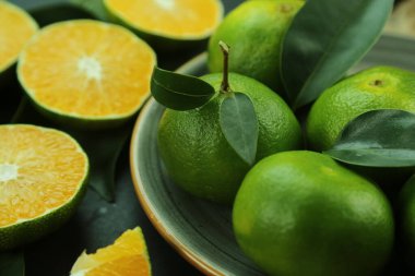 Arka planda yetişen yeşil tatlı mandalinalar