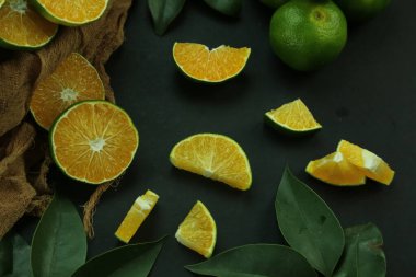 Arka planda yetişen yeşil tatlı mandalinalar