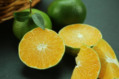 Arka planda yetişen yeşil tatlı mandalinalar