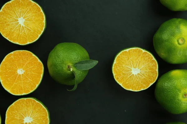 Mandarinas verdes dulces que crecen con fondo —  Fotos de Stock