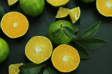 Arka planda yetişen yeşil tatlı mandalinalar