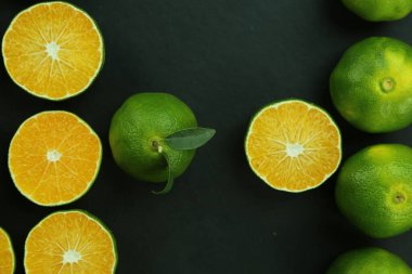 Arka planda yetişen yeşil tatlı mandalinalar