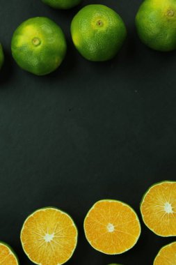 Arka planda yetişen yeşil tatlı mandalinalar