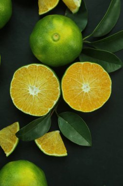 Arka planda yetişen yeşil tatlı mandalinalar