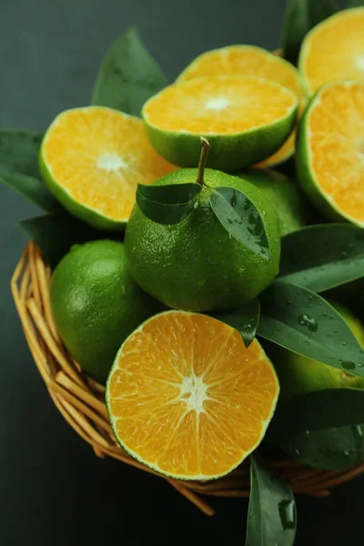 Mandarines douces vertes croissant avec le fond — Photo