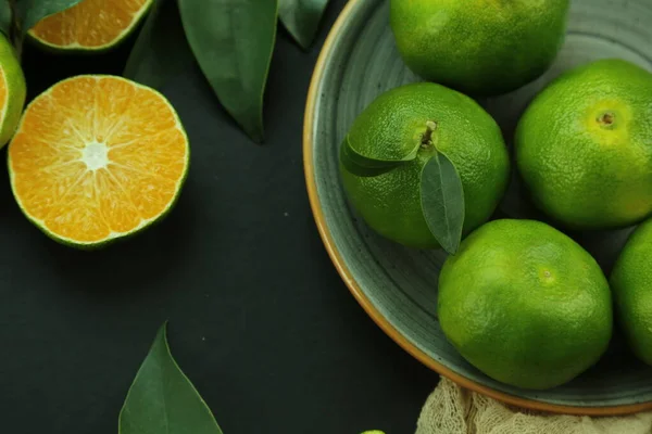 Mandarini dolci verdi che crescono con sfondo — Foto Stock