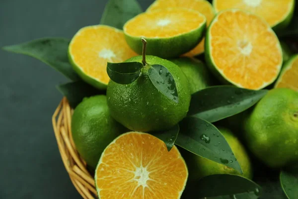 Arka planda yetişen yeşil tatlı mandalinalar