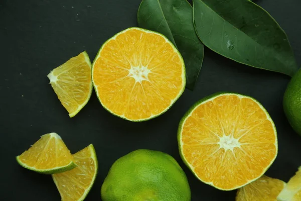 Mandarini dolci verdi che crescono con sfondo — Foto Stock