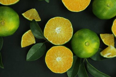 Arka planda yetişen yeşil tatlı mandalinalar