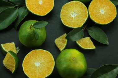 Arka planda yetişen yeşil tatlı mandalinalar