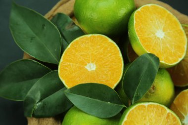 Arka planda yetişen yeşil tatlı mandalinalar