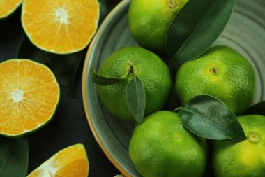 Arka planda yetişen yeşil tatlı mandalinalar