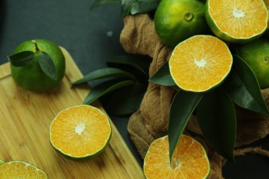 Arka planda yetişen yeşil tatlı mandalinalar