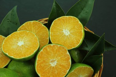 Arka planda yetişen yeşil tatlı mandalinalar