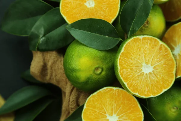 Mandarines douces vertes croissant avec le fond — Photo