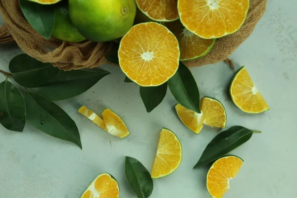 Mandarini dolci verdi che crescono con sfondo — Foto Stock
