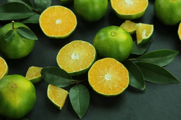 Mandarini dolci verdi che crescono con sfondo — Foto Stock