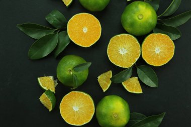 Arka planda yetişen yeşil tatlı mandalinalar