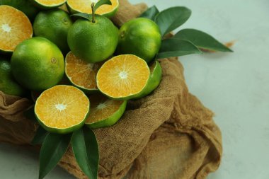 Arka planda yetişen yeşil tatlı mandalinalar