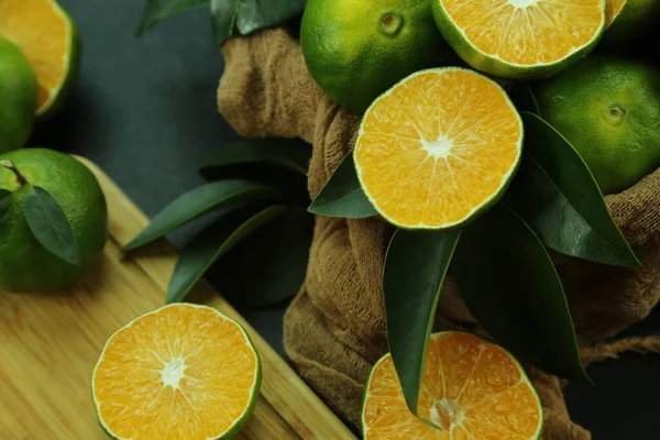 Tangerinas doces verdes crescendo com fundo — Fotografia de Stock