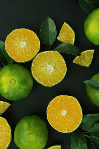 Mandarini dolci verdi che crescono con sfondo — Foto Stock