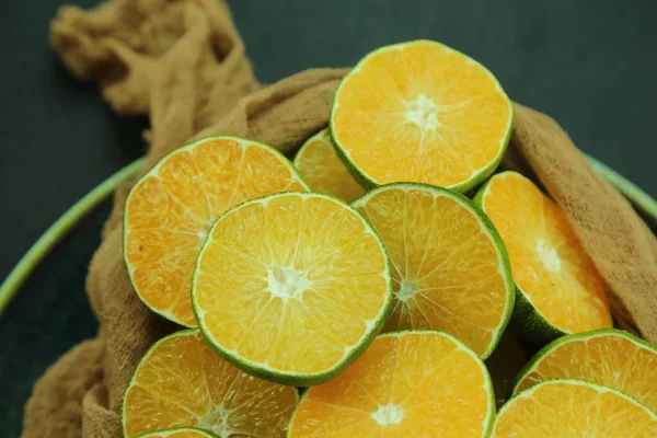 Mandarini dolci verdi che crescono con sfondo — Foto Stock