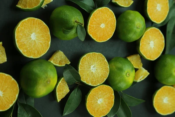 Mandarinas verdes dulces que crecen con fondo —  Fotos de Stock