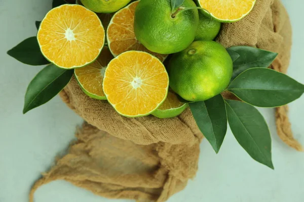 Mandarini dolci verdi che crescono con sfondo — Foto Stock