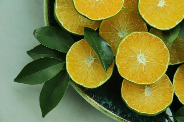 Gröna söta tangeriner växer med bakgrund — Stockfoto