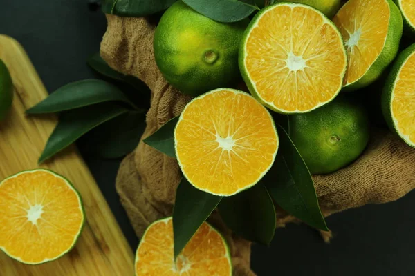 Green sweet tangerines growing with background — Stock Photo, Image