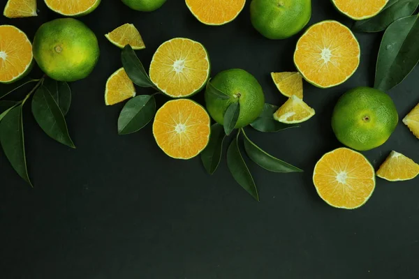 Mandarinas verdes dulces que crecen con fondo —  Fotos de Stock