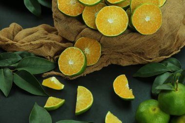 Arka planda yetişen yeşil tatlı mandalinalar