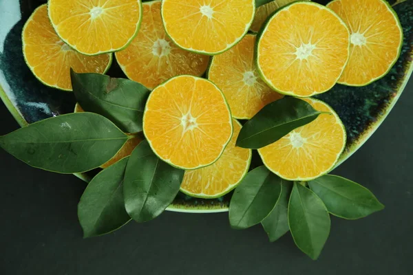 Arka planda yetişen yeşil tatlı mandalinalar