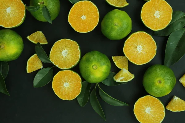 Mandarini dolci verdi che crescono con sfondo — Foto Stock