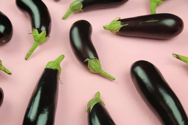 Patlıcan, beyaz üzerine izole edilmiş. Projen için kaliteli fotoğraf.