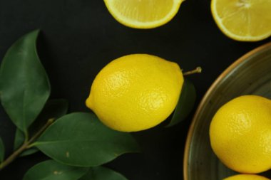 Yapraklı limon grubu, arka planda izole