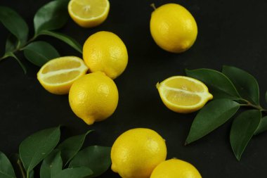 Yapraklı limon grubu, arka planda izole