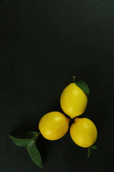 Group of lemons with leaves, isolated on background — Stock Photo, Image