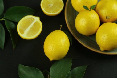 Yapraklı limon grubu, arka planda izole