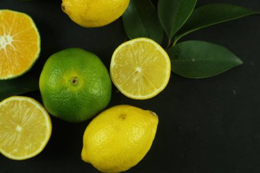 Yapraklı limon grubu, arka planda izole