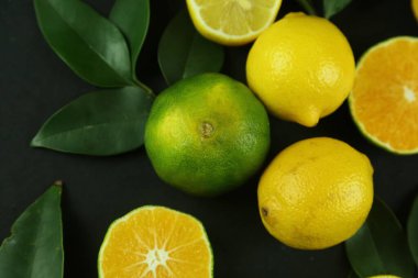 Yapraklı limon grubu, arka planda izole