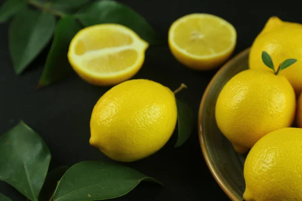 Groupe de citrons avec des feuilles, isolé sur fond — Photo