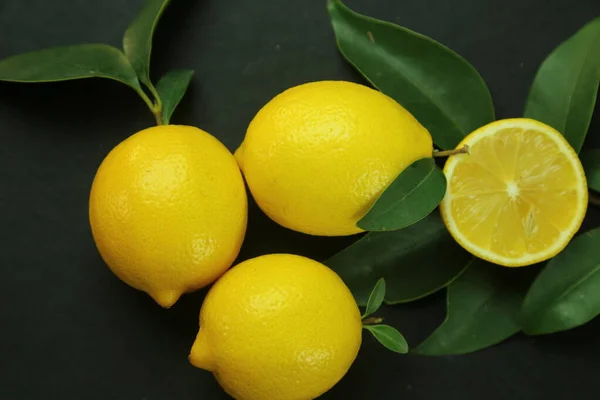 Yapraklı limon grubu, arka planda izole