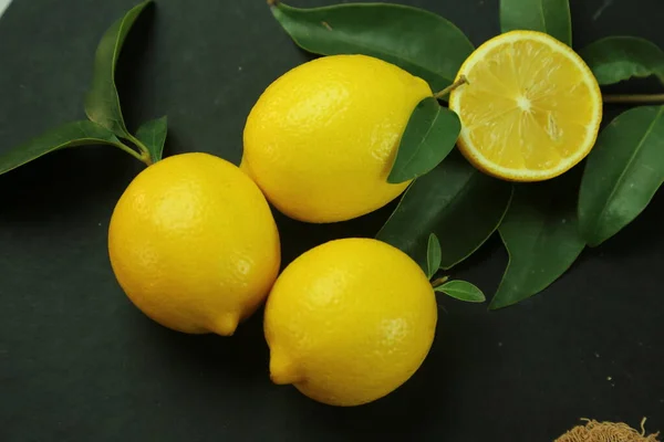 Groupe de citrons avec des feuilles, isolé sur fond — Photo